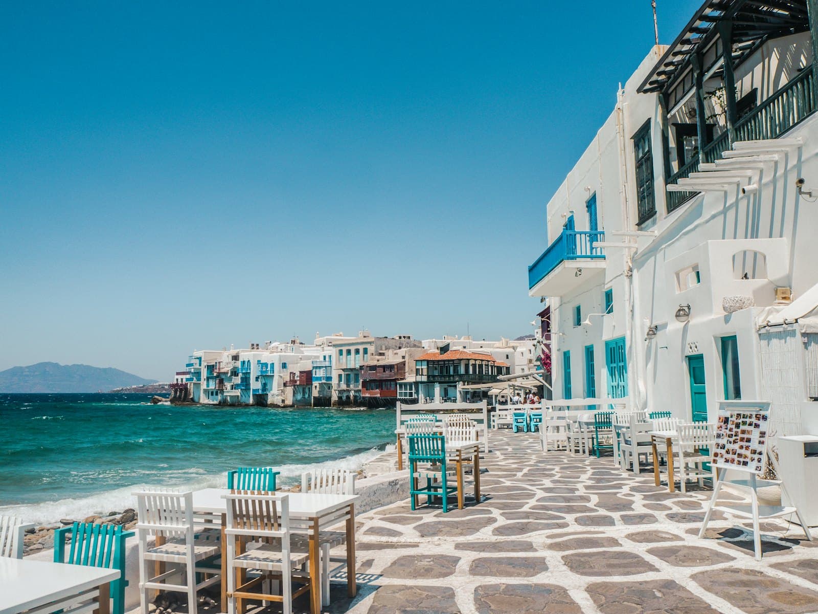 Bregdet grek me taverna buzë detit në Halkidiki